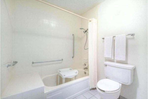 Foto van Lawton OK | 2 tweepersoonsbedden | Roken toegestaan - BathRoom