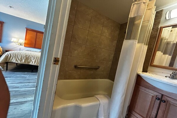 Foto van 2 tweepersoonsbedden (queensize) | Rookvrij - Vakantiehuis in Longview WA - BathRoom