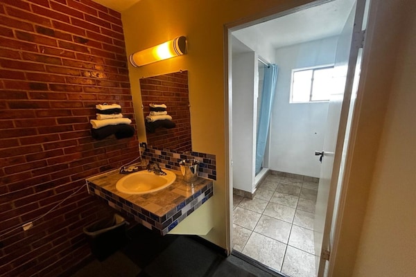Foto van 2 tweepersoonsbedden (queensize) | Rookvrij - Vakantiehuis in Longview WA - BathRoom