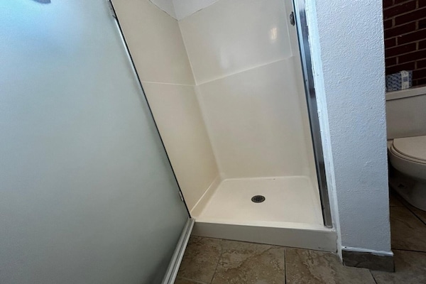 Foto van 2 tweepersoonsbedden (queensize) | Rookvrij - Vakantiehuis in Longview WA - BathRoom