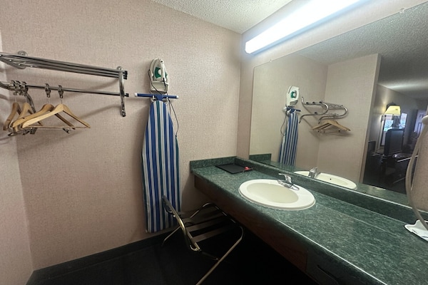 Foto van 2 tweepersoonsbedden | Rookvrij - Vakantiehuis in Macon - BathRoom