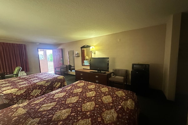 Foto van 2 tweepersoonsbedden | Rookvrij - Vakantiehuis in Macon - BedRoom