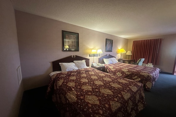 Foto van 2 tweepersoonsbedden | Roken toegestaan | Macon - Vakantiehuis in Macon - BedRoom