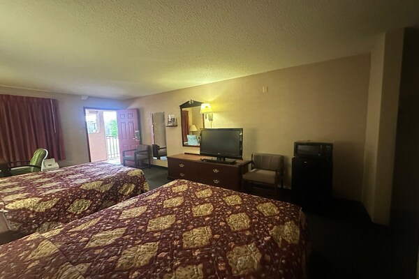 Foto van 2 tweepersoonsbedden | Roken toegestaan | Macon - Vakantiehuis in Macon - BedRoom