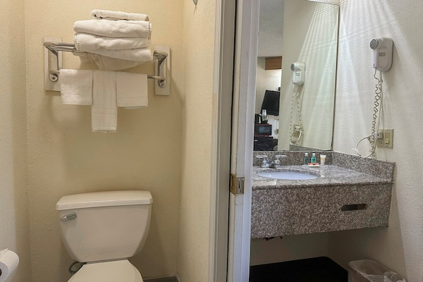 Foto van 2 tweepersoonsbedden | Roken toegestaan - Vakantiehuis in Memphis - BathRoom