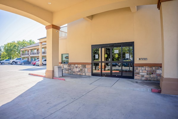 Foto van 2 tweepersoonsbedden (queensize) | Rookvrij - Vakantiehuis in Moulton, TX - ExteriorSummer