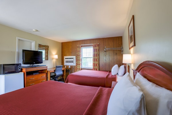 Foto van 2 Queensize bedden | Smk | Natural Bridge - Vakantiehuis in Natural Bridge, VA - BedRoom