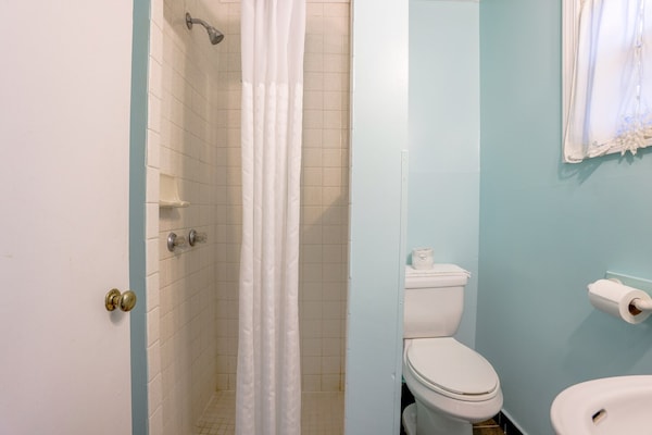 Foto van 2 Queensize bedden | Smk | Natural Bridge - Vakantiehuis in Natural Bridge, VA - BathRoom