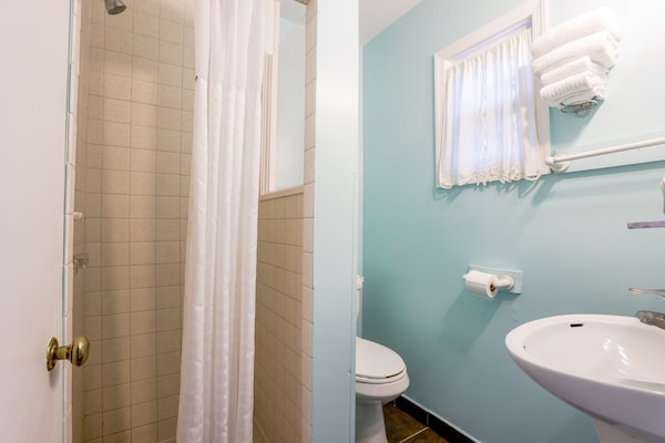 Foto van 2 Queensize bedden | Smk | Natural Bridge - Vakantiehuis in Natural Bridge, VA - BathRoom