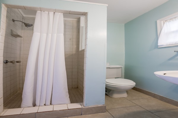 Foto van 2 Queensize bedden | Smk | Natural Bridge - Vakantiehuis in Natural Bridge, VA - BathRoom