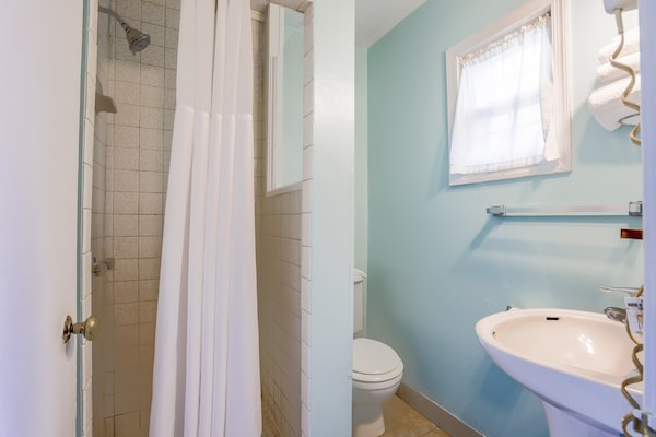 Foto van 2 Queensize bedden | Smk | Natural Bridge - Vakantiehuis in Natural Bridge, VA - BathRoom
