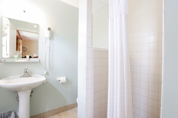 Foto van 2 Queensize bedden | Smk | Natural Bridge - Vakantiehuis in Natural Bridge, VA - BathRoom