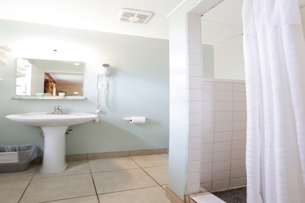 Foto van 2 Queensize bedden | Smk | Natural Bridge - Vakantiehuis in Natural Bridge, VA - BathRoom