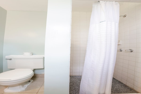 Foto van 2 Queensize bedden | Smk | Natural Bridge - Vakantiehuis in Natural Bridge, VA - BathRoom