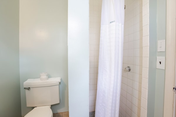 Foto van 2 Queensize bedden | Smk | Natural Bridge - Vakantiehuis in Natural Bridge, VA - BathRoom
