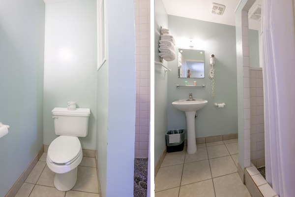 Foto van 2 Queensize bedden | Smk | Natural Bridge - Vakantiehuis in Natural Bridge, VA - BathRoom