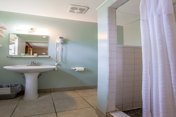 Foto van 2 Queensize bedden | Smk | Natural Bridge - Vakantiehuis in Natural Bridge, VA - BathRoom