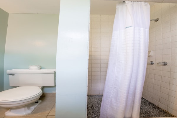Foto van 2 Queensize bedden | Smk | Natural Bridge - Vakantiehuis in Natural Bridge, VA - BathRoom