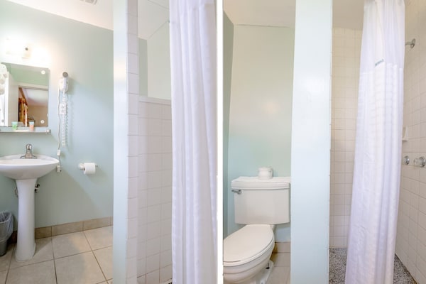 Foto van 2 Queensize bedden | Smk | Natural Bridge - Vakantiehuis in Natural Bridge, VA - BathRoom