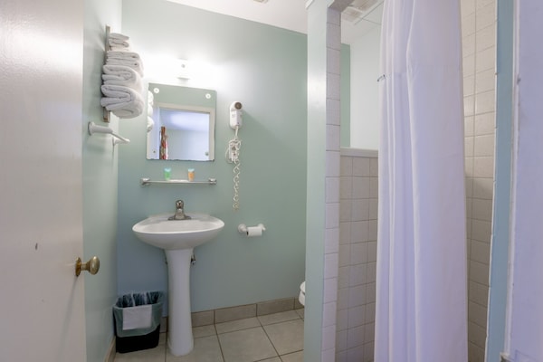 Foto van 2 Queensize bedden | Smk | Natural Bridge - Vakantiehuis in Natural Bridge, VA - BathRoom