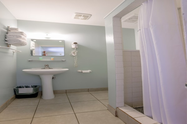 Foto van 2 Queensize bedden | Smk | Natural Bridge - Vakantiehuis in Natural Bridge, VA - BathRoom