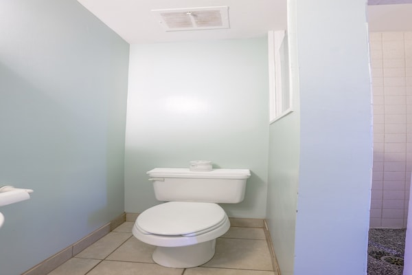 Foto van 2 Queensize bedden | Smk | Natural Bridge - Vakantiehuis in Natural Bridge, VA - BathRoom