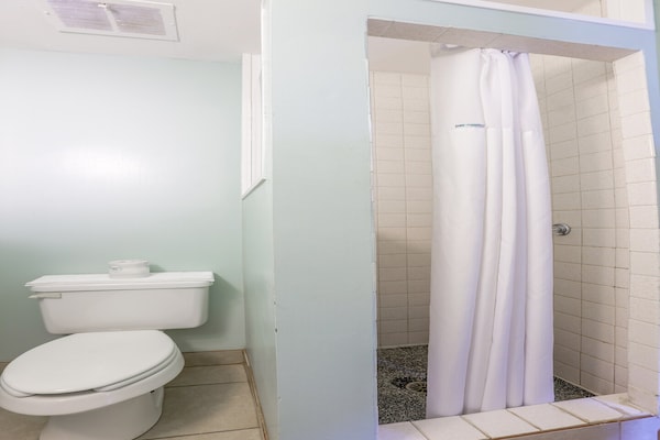Foto van 2 Queensize bedden | Smk | Natural Bridge - Vakantiehuis in Natural Bridge, VA - BathRoom