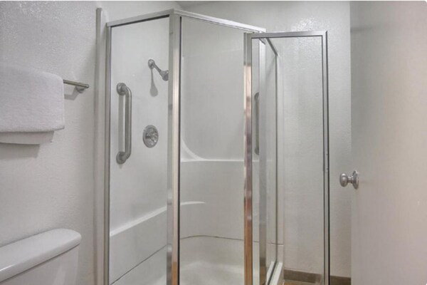 Foto van 2 slaapkamers | Smk | New Cumberland, PA - Vakantiehuis in New Cumberland, PA - BathRoom