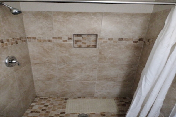 Foto van 2 Queensize bedden | SMK | Portland, Oregon - Vakantiehuis in Portland OR - BathRoom