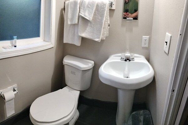 Foto van 2 Queensize bedden | SMK | Portland, Oregon - Vakantiehuis in Portland OR - BathRoom