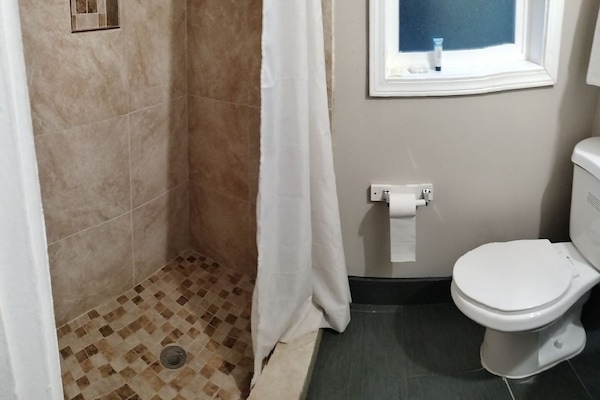 Foto van 2 Queensize bedden | SMK | Portland, Oregon - Vakantiehuis in Portland OR - BathRoom