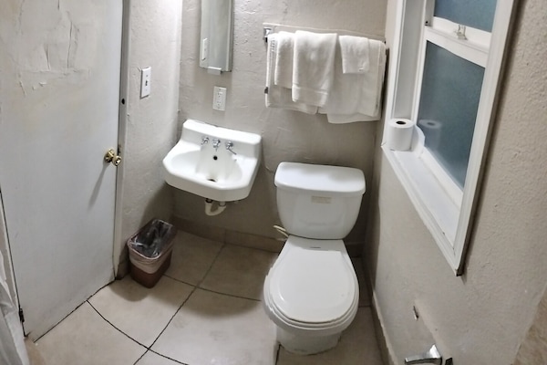 Foto van 2 Queensize bedden | SMK | Portland, Oregon - Vakantiehuis in Portland OR - BathRoom