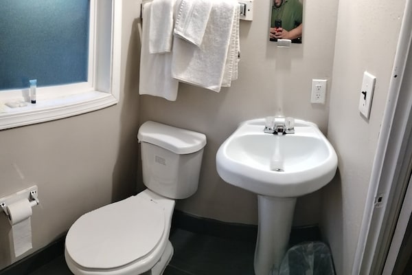 Foto van 2 Queensize bedden | SMK | Portland, Oregon - Vakantiehuis in Portland OR - BathRoom