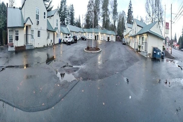 Foto van 2 Queensize bedden | SMK | Portland, Oregon - Vakantiehuis in Portland OR - parking