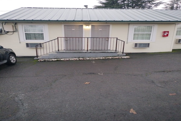 Foto van 2 Queensize bedden | SMK | Portland, Oregon - Vakantiehuis in Portland OR - ExteriorSummer