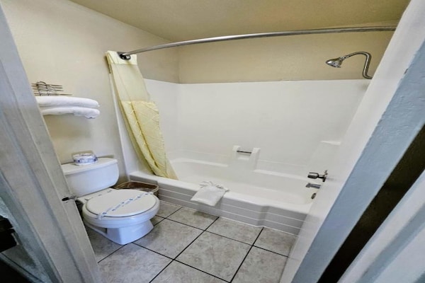 Foto van 2 tweepersoonsbedden (queensize) | Rookvrij - Vakantiehuis in Ridgecrest CA - BathRoom