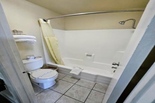 Foto van 2 tweepersoonsbedden (queensize) | Rookvrij - Vakantiehuis in Ridgecrest CA - BathRoom