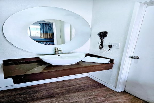 Foto van 2 tweepersoonsbedden (queensize) | Rookvrij - Vakantiehuis in Ridgecrest CA - BathRoom