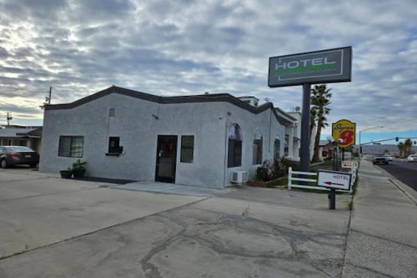 Foto van 2 tweepersoonsbedden (queensize) | Rookvrij - Vakantiehuis in Ridgecrest CA - ExteriorSummer