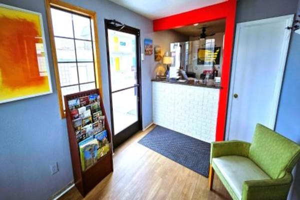 Foto van 2 tweepersoonsbedden (queensize) | Rookvrij - Vakantiehuis in Ridgecrest CA - HallReception