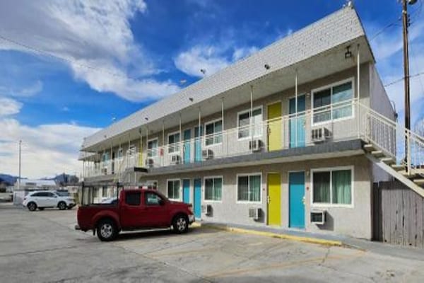 Foto van 2 tweepersoonsbedden (queensize) | Rookvrij - Vakantiehuis in Ridgecrest CA - parking