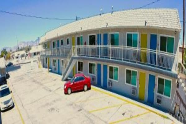 Foto van 2 tweepersoonsbedden (queensize) | Rookvrij - Vakantiehuis in Ridgecrest CA - parking