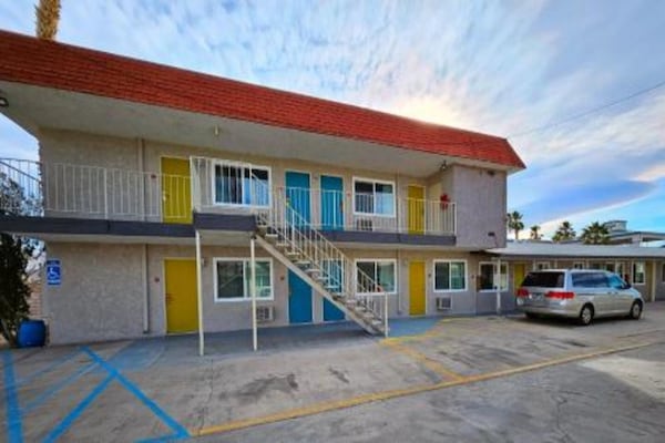 Foto van 2 tweepersoonsbedden (queensize) | Rookvrij - Vakantiehuis in Ridgecrest CA - parking
