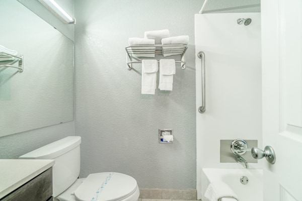 Foto van 2 tweepersoonsbedden|Kitchenette|NSMK - Vakantiehuis in Snyder TX - BathRoom
