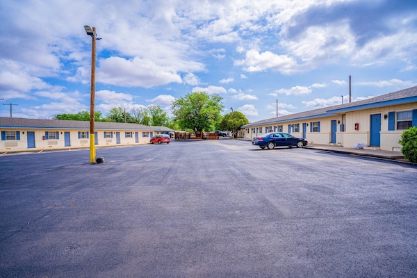 Foto van 2 tweepersoonsbedden|Kitchenette|NSMK - Vakantiehuis in Snyder TX - parking
