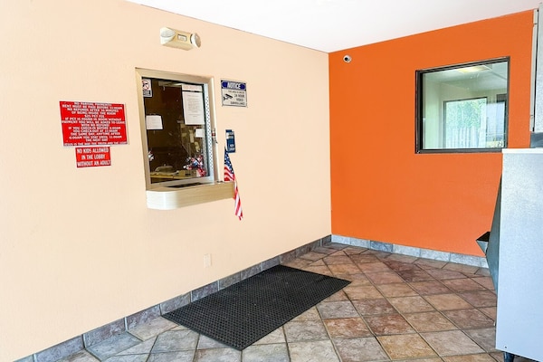 Foto van 2 Queensize bedden, rookruimte | Albany - Vakantiehuis in Albany GA - HallReception