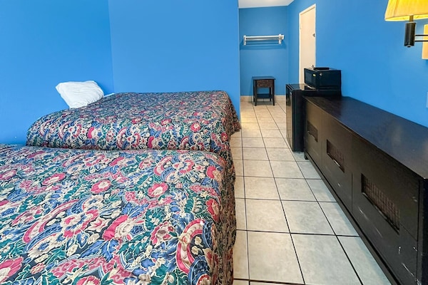 Foto van 2 Queensize bedden, rookruimte | Albany - Vakantiehuis in Albany GA - BedRoom