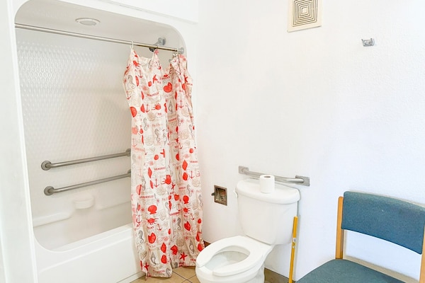 Foto van 2 Queensize bedden, rookruimte | Albany - Vakantiehuis in Albany GA - BathRoom