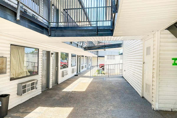 Foto van 2 Queensize bedden, rookruimte | Albany - Vakantiehuis in Albany GA - FloorPlan