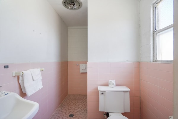 Foto van 3 tweepersoonsbedden met kitchenette - Vakantiehuis in Alpine TX - BathRoom